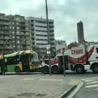 Un autobús urbà de Lleida, remolcat per una avaria