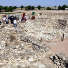 Una visita guiada recorre els Vilars d’Arbeca, ahir al migdia.