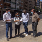 Postius, a l’esquerra, davant del tram de Príncep de Viana renovat.