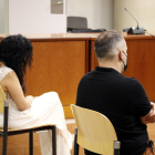 La pareja sentada en el banquillo de los acusados de la Audiencia de Lleida acusada de maltratar al bebé.
