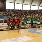 Manlleu i Liceo van rebre alhora el trofeu de campió sobre el parquet de Riazor.