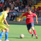 Un jugador del Balaguer controla una pilota davant d’un rival.