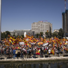 ‘Rojigualdes’ constitucionals, algunes de la dictadura i alguna d’única, ahir a la plaça Colón de Madrid.