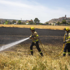 Bombers remullant la zona calcinada a Cervera ahir al migdia.