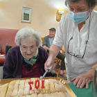 Montserrat celebró el viernes su 107 cumpleaños con una chocolatada en la residencia de Esterri. 