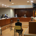 La parella acusada, durant la vista celebrada ahir a l’Audiència de Lleida.