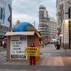 Greenpeace coloca una gran caja en Madrid contra el "consumismo desaforado"