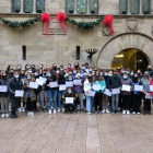 Fotografía de grupo de los alumnos que fueron recoocidos ayer por sus proyectos sobre la UE, tras el acto celebrado en el Saló de Sessions de la Paeria. 