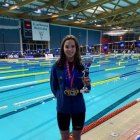Emma Carrasco, amb les medalles i el trofeu a la millor nadadora.