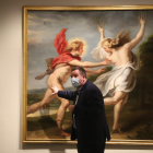 El comisario de la muestra, junto al óleo ‘Apolo persiguiendo a Dafne’, de un colaborador de Rubens.