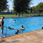 Banyistes ahir a la tarda a les piscines de Gimenells i el Pla de la Font.