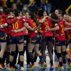 Las jugadoras de la Selección Española celebrar la victoria de ayer ante Alemania.