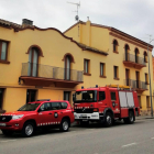 Vehicles dels Bombers Voluntaris de Seròs aparcats al davant de l'alberg municipal.