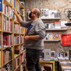 Un trabajador ordena los libros en un establecimiento. 