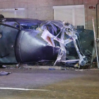 Dos agentes inspeccionan el automóvil tras el impacto.