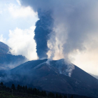 El volcán de Cumbre Vieja emana una cortina de humo.