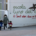 Una madre acompaña a sus hijos a la escuela de Canet de Mar afectada por la sentencia del TSJC.