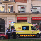 Los equipos de emergencias en la entrada de la empresa, en Tarragona, donde ocurrió el tiroteo inicial.