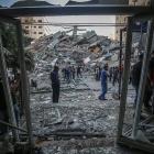 Israel redujo ayer a escombros el edificio que albergaba las oficinas de varios medios informativos internacionales en la Franja de Gaza.