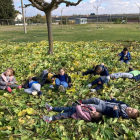 Imagen de los niños disfrutando de sus clases al aire libre en la casa de colonias Esport Natura en Vilanova del Segrià.