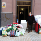 Jordi Massana junto a los enseres de los okupas en la entrada de su vivienda, en la calle Mossèn Reig.