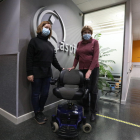 La sòcia d’Aspid Pilar Gasol (dreta), entregant una cadira de rodes motoritzada al banc de material solidari de l’entitat.