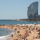 Barcelona vol prohibir el tabac a les platges i començarà aquest estiu en quatre d'elles