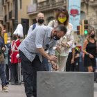 Javier Martínez, el pare del Xavi, el nen vinculat a Llimiana que va perdre la vida en l’atemptat a la Rambla, dipositant flors, ahir.