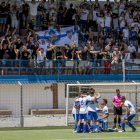 Jugadores del Mollerussa celebran ante sus aficionados uno de los goles que marcaron el domingo.