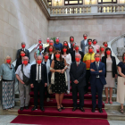 Fotografia de grup al Parlament després de l’acte de reconeixement a professionals i donants.