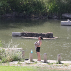 Un joven refrescándose ayer en el río Segre en Lleida.