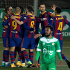 Los jugadores del Barcelona celebran uno de sus dos goles, ayer en el campo del Cornellà.