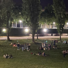 Diversos grups de joves concentrats la nit de dissabte a diumenge a la canalització del riu Segre a Lleida.