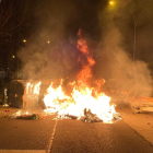 Un dels contenidors que els manifestants han cremat a Lleida