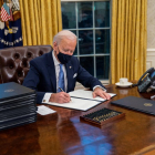 El presidente de EEUU, Joe Biden, firma órdenes ejecutivas en el Despacho Oval de la Casa Blanca.