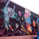 El mural que el artista leridano Rulo López está pintando en la pared junto al Ayuntamiento de Torrefarrera.