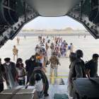 Un grupo de repatriados españoles sube al avión A400M enviado por el Gobierno de España para evacuarlos de Kabul.