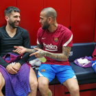 Dani Alves fa broma amb el seu company Jordi Alba als vestidors de la Ciutat Esportiva.