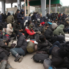 Immigrants que s’amunteguen a la frontera amb Polònia.