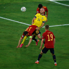 El sueco Marcus Danielson disputa un balón ante Jordi Alba, que está cayendo al suelo.
