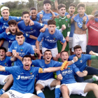Els jugadors del Lleida Juvenil celebren la victòria d’ahir.