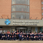 Foto de familia de los niños y niñas que actuaron ayer en la puerta principal del Arnau y, más tarde, en la trasera, junto a sus profesores.