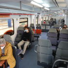 Usuaris de la línia de Manresa en un tren estacionat a Lleida el mes de gener passat.