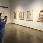 Tribut artístic a les dones en una exposició a l'Espai Cavallers