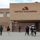 Alumnos ayer frente al instituto de Alcarràs.