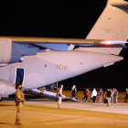 L'arribada a Madrid del primer avió militar amb una cinquantena d'evacuats de l'Afganistan.