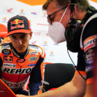 Marc Márquez analiza la sesión de entrenamientos libres con un miembro de su equipo.