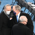 El líder demòcrata al Senat, Chuck Schumer, amb l’expresident George Bush, dimecres.