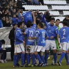Los jugadores del Lleida Esportiu muestran la camiseta de Canario, al que dedicaron el gol
