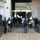 Protesta de miembros de la PAH ante la sede del PP en Lleida